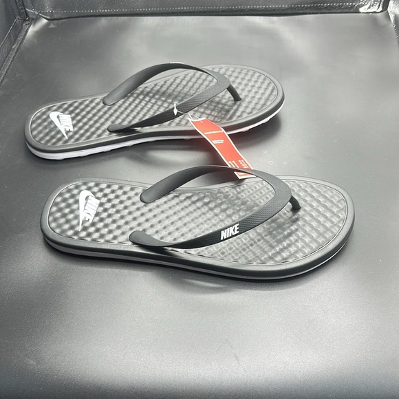 🔥 Nike Women’s Black Flip Flops – Lightweight & Comfortable (Size 11, NWT) 🔥 - Picture 3 of 3